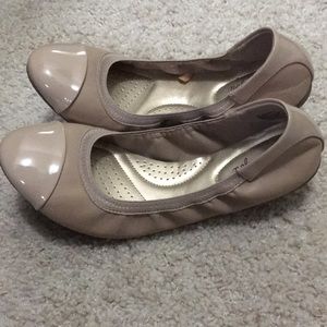 Dexflex scrunch flats nude size 9 NWOT